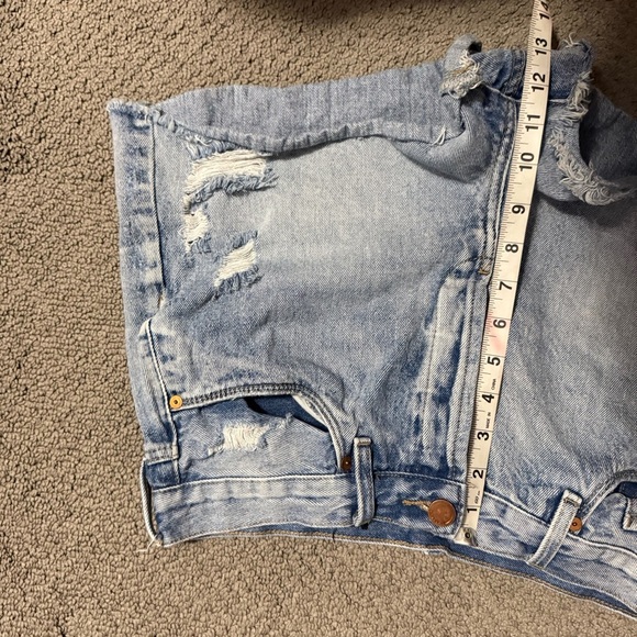 BLANKNYC High Rise Distressed Denim Light Wash Jean Shorts Size 31 - Picture 13 of 14